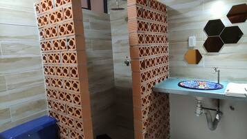 Habitación cuádruple estándar | Baño | Regadera, bidet, toallas