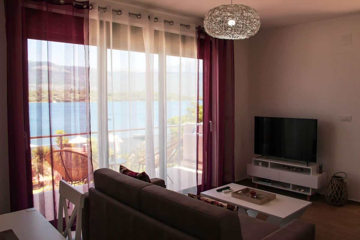 Apartamento clássico | Sala de estar | TV de tela plana 39 polegadas com canais a cabo, TV