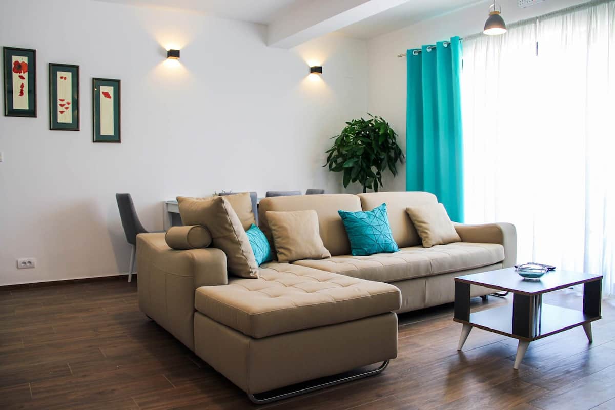 Eenvoudig appartement | Woonruimte | Een 39-inch flatscreentelevisie met kabelzenders en een televisie