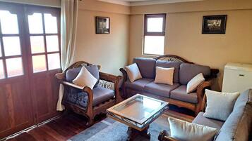 Habitación Confort | Área de sala de estar | Televisión LED de 32 pulgadas con canales por cable y televisión