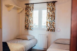 4 bedrooms, iron/ironing board, WiFi, bed sheets