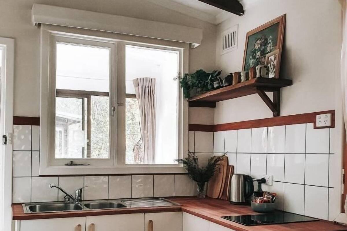 Basic-Chalet | Eigene Küche | Großer Kühlschrank, Mikrowelle, Herdplatte, Wasserkocher