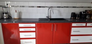 Kühlschrank, Mikrowelle, Ofen, Wasserkocher mit Kaffee-/Teezubehör