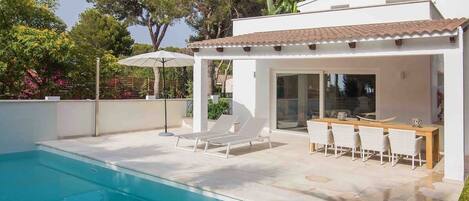 Una piscina al aire libre