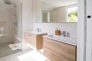 Dusche, Haartrockner, Handtücher, Toilettenpapier