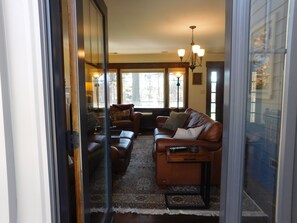 Smart TV, fireplace, offices