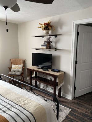 3 bedrooms, in-room safe, desk, iron/ironing board