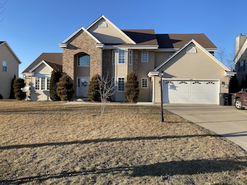 Incredible Large Home Near MKE airport 15 mins from downtown Ava