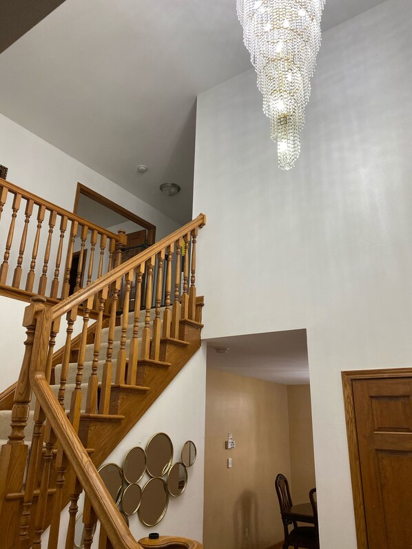 Interior - Incredible Large Home Near MKE airport 15 mins from downtown Available for DNC (Franklin)