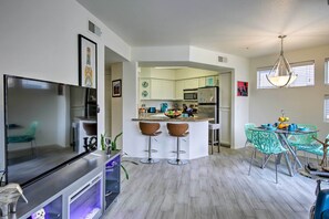 Interior - Modern Condo w/ Pool Access ~ 3 Mi to Dtwn Phoenix (Phoenix)