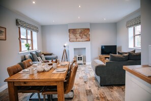 Living area - The Corn Store - sleeps 4 guests  in 2 bedrooms (Malpas)