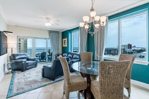 Condo, varias camas (Crystal Tower 609) | Área de sala de estar | Televisión 