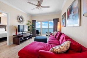 شقة - عدة أسرّة (Crystal Tower 1907) | منطقة المعيشة | تلفزيون