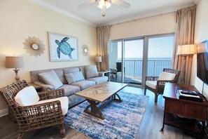 Huoneisto, useita sänkyjä (Crystal Tower 1608) | Oleskelualue | Televisio