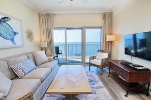 Huoneisto, useita sänkyjä (Crystal Tower 1608) | Oleskelualue | Televisio