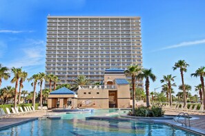 คอนโด, หลายเตียง (Crystal Tower 1602) | บริเวณภายนอก