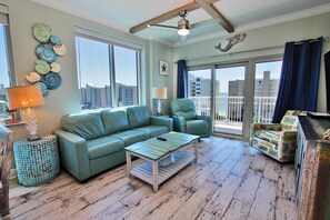 公寓式客房, 多张床 (Crystal Tower 601) | 起居区 | 电视