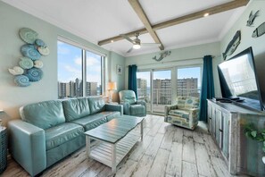 Condo, varias camas (Crystal Tower 601) | Área de sala de estar | Televisión 