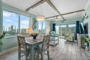 公寓式客房, 多张床 (Crystal Tower 601) | 起居区 | 电视