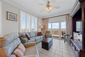 Apartment, Mehrere Betten (Crystal Tower 1101) | Wohnbereich