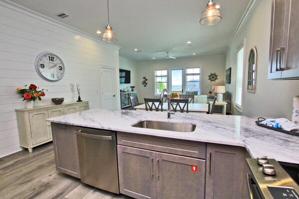 Talo, useita sänkyjä (West Side Cottages B) | Yksityinen keittiö | Jääkaappi, leivänpaahdin, keittoastiat/astiat/ruokailuvälineet