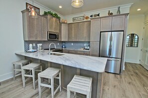 Talo, useita sänkyjä (West Side Cottages B) | Yksityinen keittiö | Jääkaappi, leivänpaahdin, keittoastiat/astiat/ruokailuvälineet