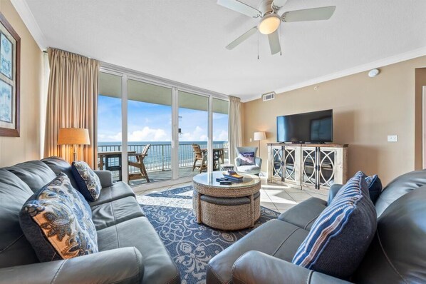 Condo, varias camas (San Carlos 701) | Área de sala de estar | Televisión 