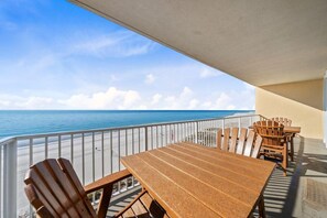 Condo, varias camas (San Carlos 701) | Restaurante al aire libre