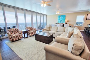 Condo, varias camas (San Carlos Penthouse 5) | Área de sala de estar | Televisión
