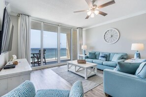 Condo, Plusieurs lits (San Carlos 808) | Aire de séjour | Téléviseur