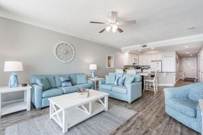 Condo, Plusieurs lits (San Carlos 808) | Aire de séjour | Téléviseur
