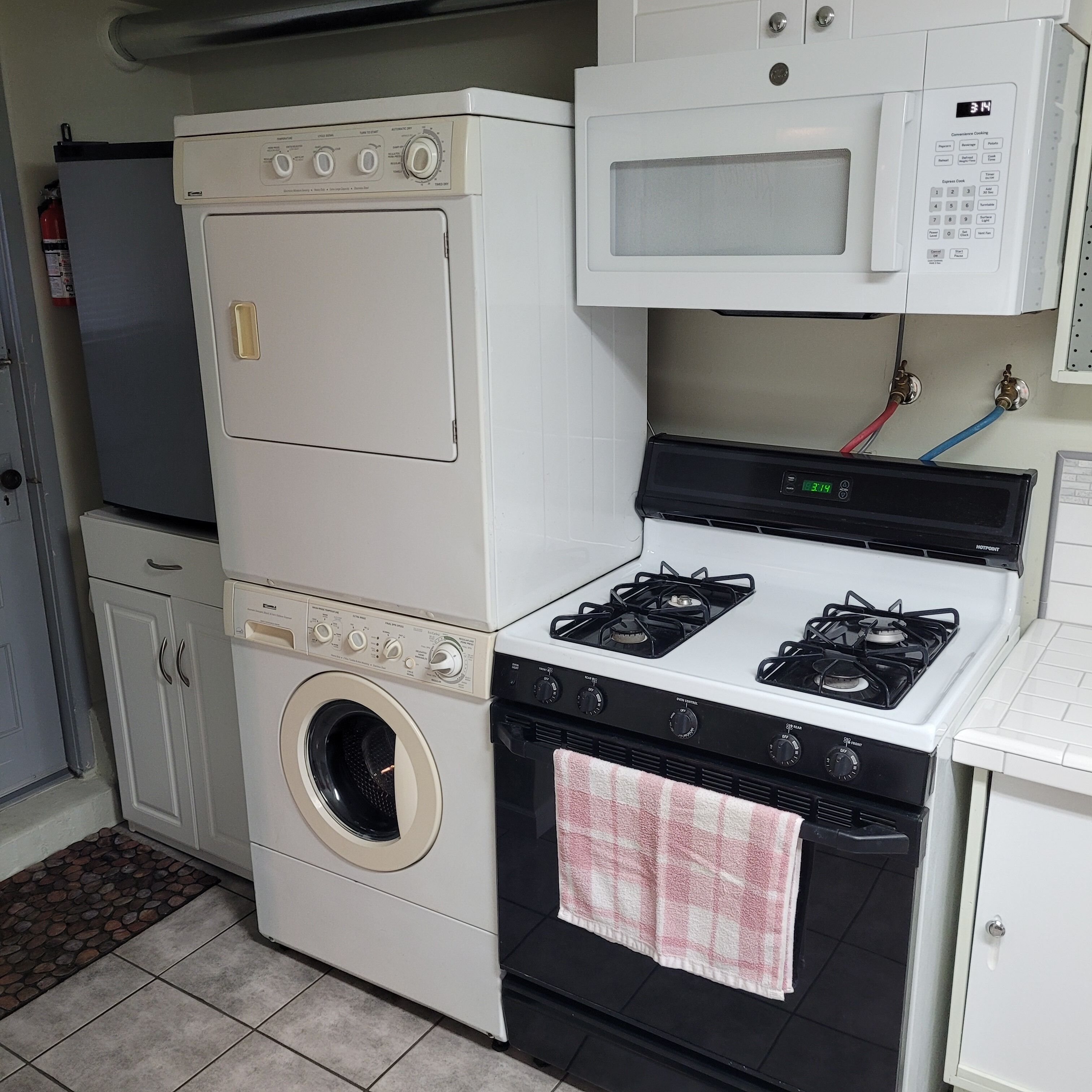 Réfrigérateur, four à micro-ondes, un four, surface de cuisson