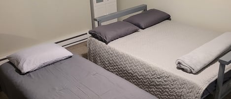 1 quarto, escrivaninha, ferros/tábuas de passar roupa, Wi-Fi de cortesia