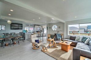 TV - Coastal Retreat: Deck, Ocean Views + Walk to Beach (Pacific Beach)