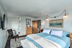 4 bedrooms, iron/ironing board, Internet, bed sheets - Coastal Retreat: Deck, Ocean Views + Walk to Beach (Pacific Beach)