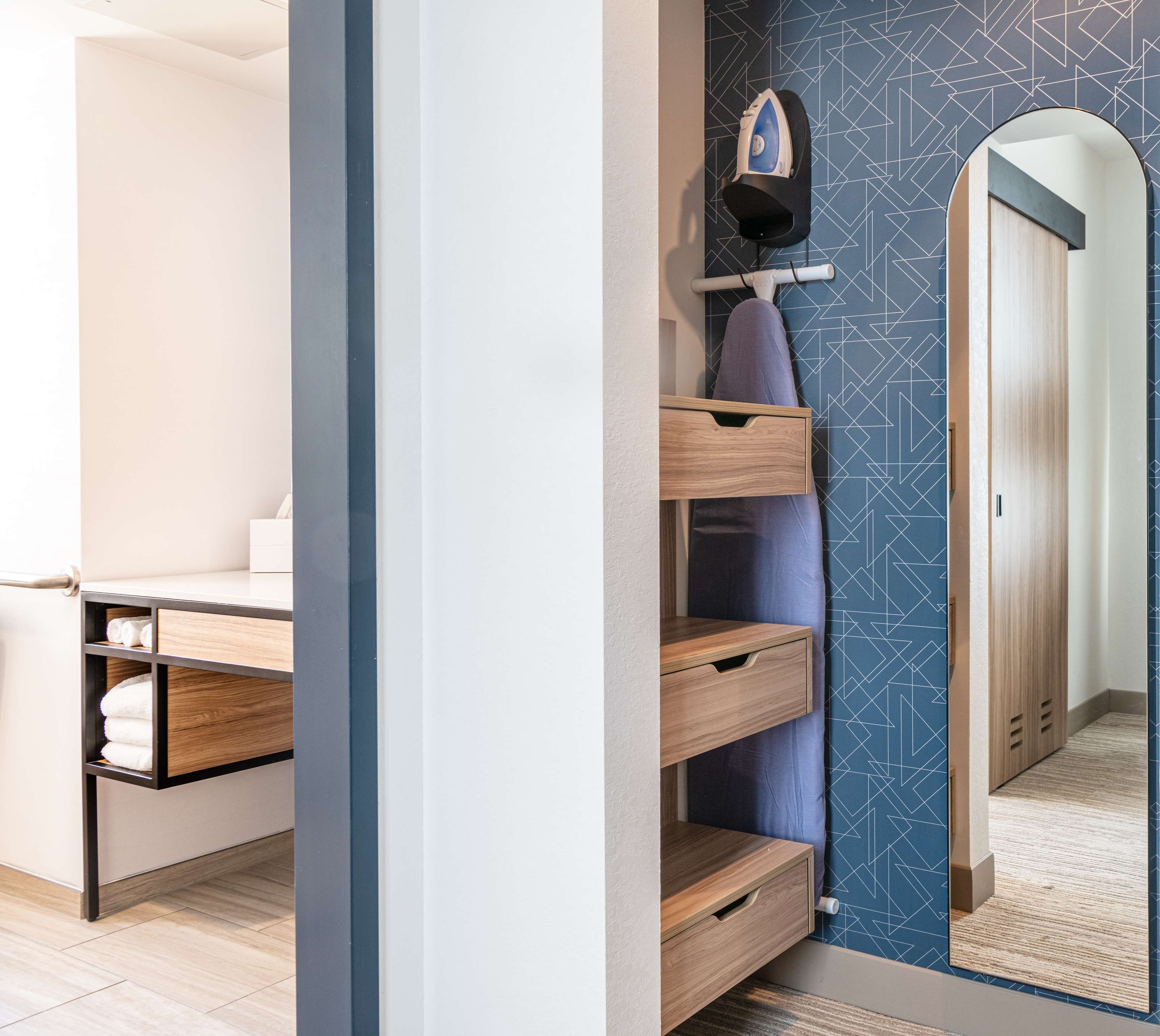 Pengeskab på værelset, skrivebord, arbejdsområde til bærbare computere