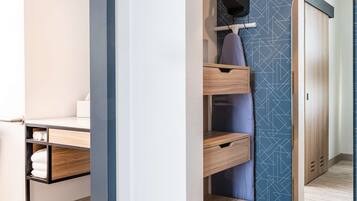 Een kluis op de kamer, een bureau, een laptopwerkplek