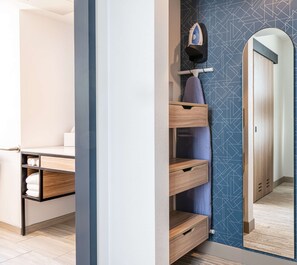 In-room safe, desk, laptop workspace, blackout curtains - Hilton Garden Inn Flint Downtown (Flint)