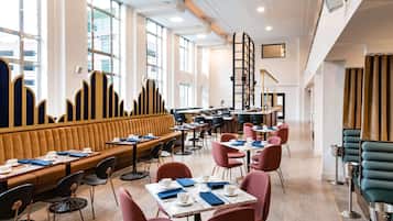 Petit déjeuner et dîner servis sur place, spécialités Cuisine italienne