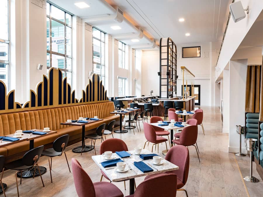 Café da manhã, jantar e brunch aos fins de semana; culinária italiana