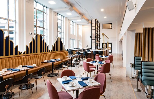 Breakfast, dinner, brunch served; Italian cuisine - Hilton Garden Inn Flint Downtown (Flint)