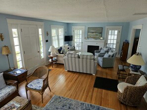 Smart-tv, een dvd-speler, boeken en een filmbibliotheek