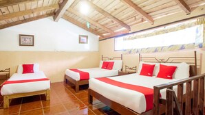 Family Room - Hotel de Cervantes (San Sebastian del Oeste)