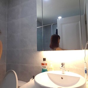 Shower, hair dryer, towels