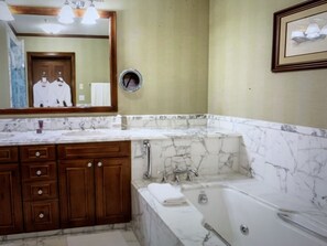 Kylpyamme, hiustenkuivaaja, pyyhkeet