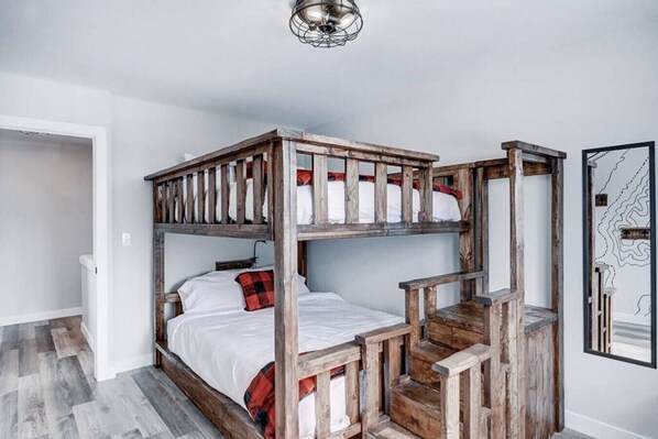4 slaapkamers, een bureau, een strijkplank/strijkijzer, reisbedje
