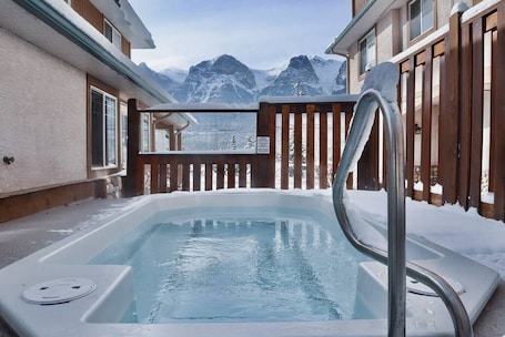 Outdoor spa tub. Hot Tub Access, Free Park Pass and Mountain Views