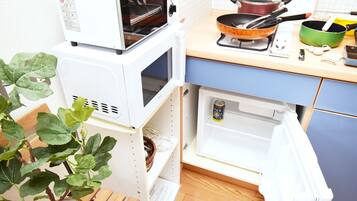 Refrigerador, microondas, placa de cocina, utensilios de cocina