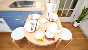 Refrigerador, microondas, placa de cocina, utensilios de cocina