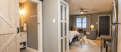 Tabla de planchar con plancha, wifi, ropa de cama